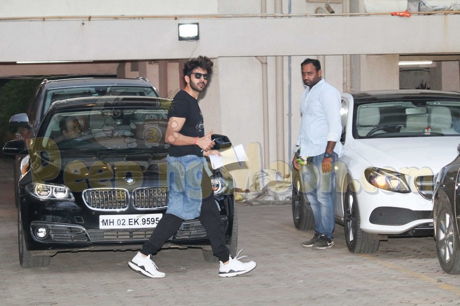 Kartik Aaryan car