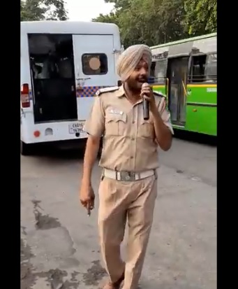 viral video of Punjab Traffic Cop singing 'Bolo Tara Rara' traffic rules