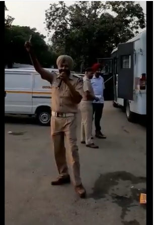 viral video of Punjab Traffic Cop singing 'Bolo Tara Rara' traffic rules