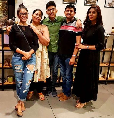 mrunal thakur family