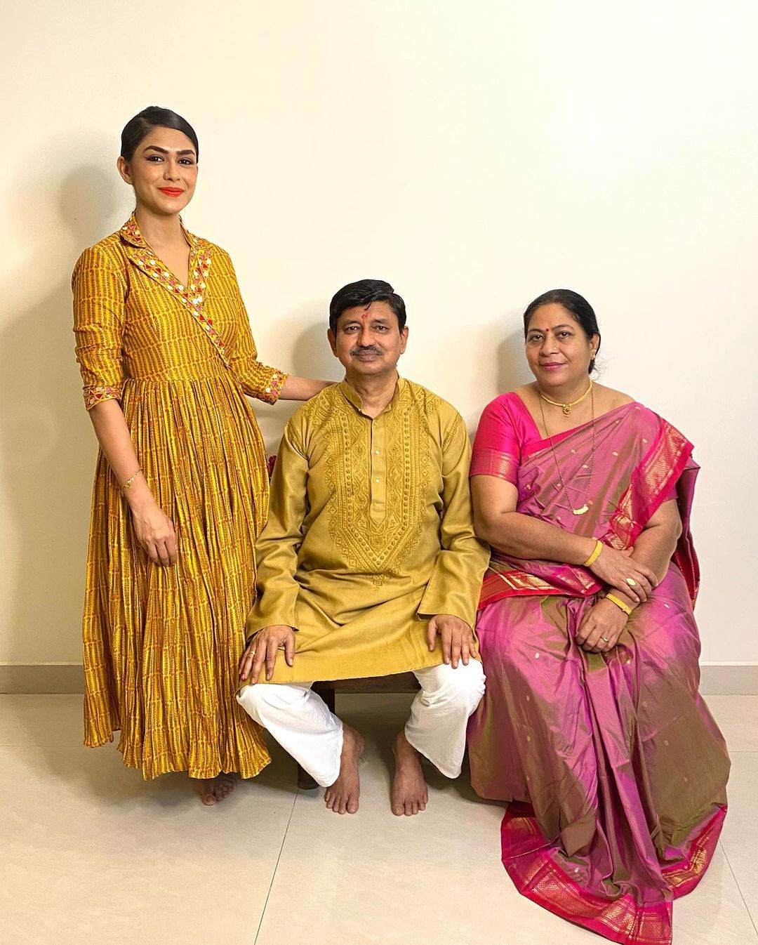 mrunal thakur parents