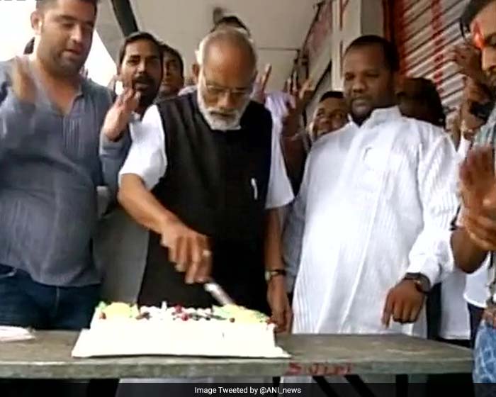 modi cutting cake